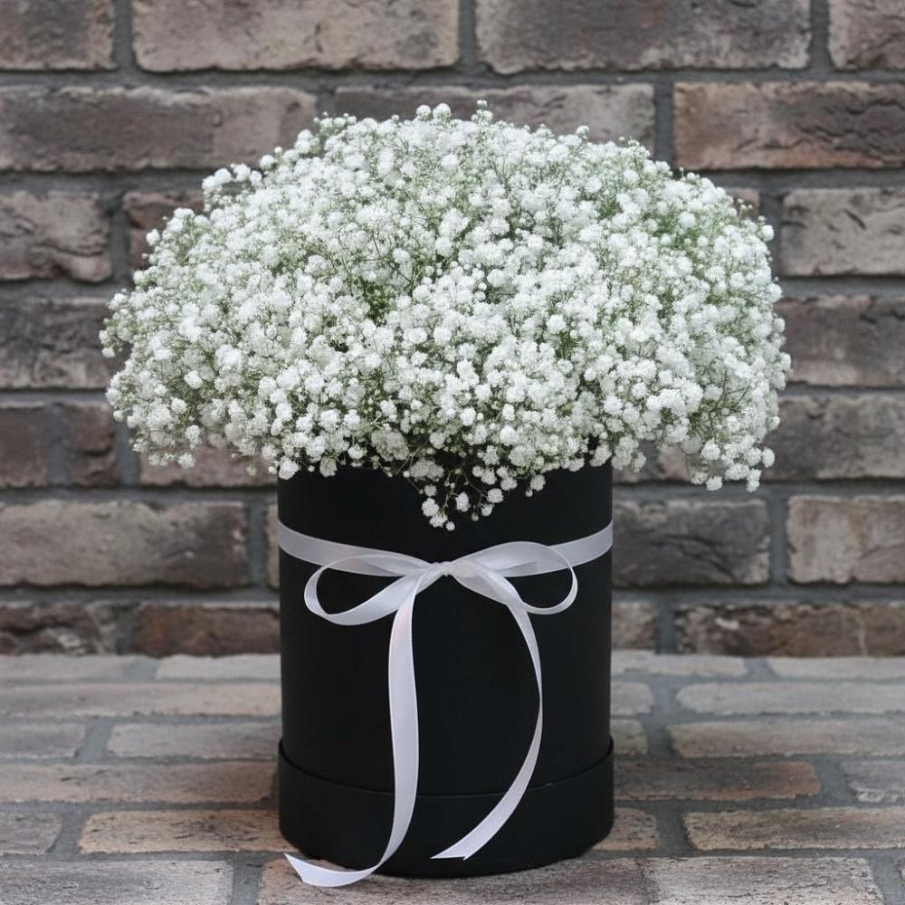 Цветочная композиция из Гипсофила в шляпной коробке в Макарово