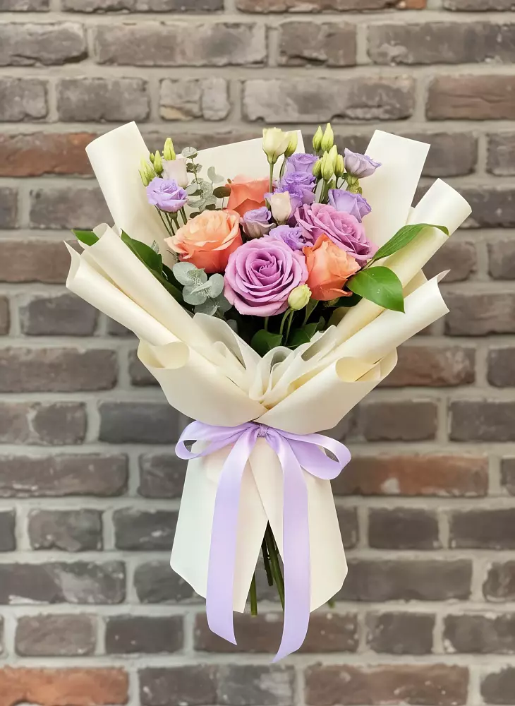 Букет цветов из: Лизиантусы и Розы в Макарово