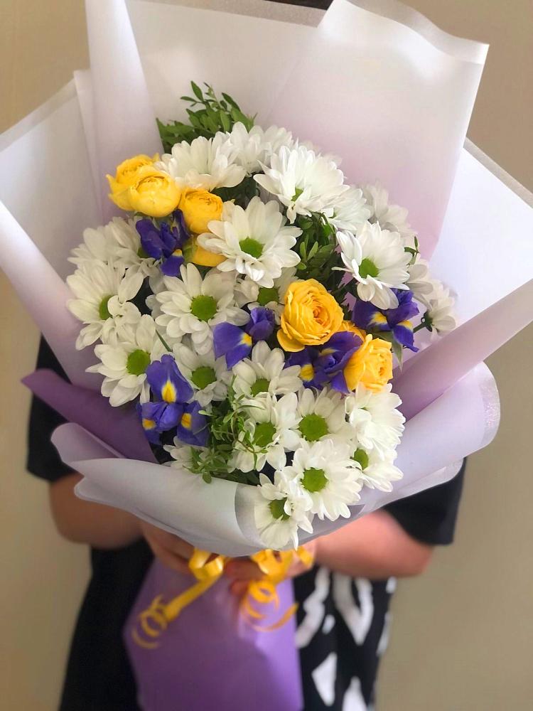 Букет цветов из: Ирисы, Хризантемы и Розы в Макарово