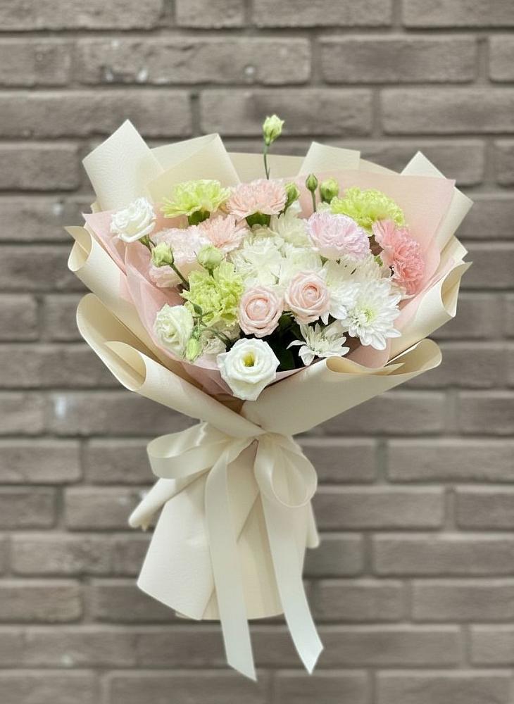 Букет цветов из: Гвоздики, Розы, Лизиантусы и Хризантемы в Макарово