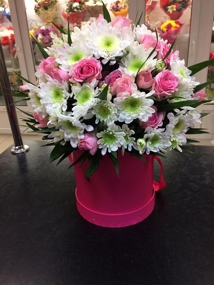 Цветочная композиция из Розы и Хризантемы в шляпной коробке в Макарово