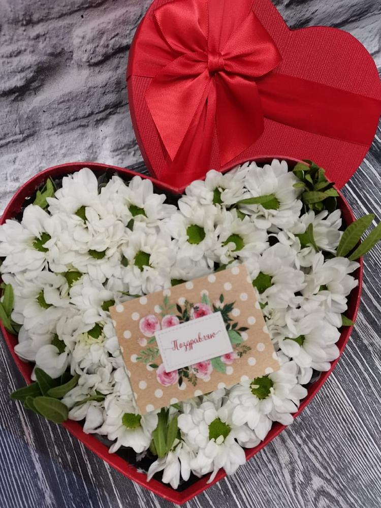 Цветочная композиция из Хризантемы в виде сердца в Макарово