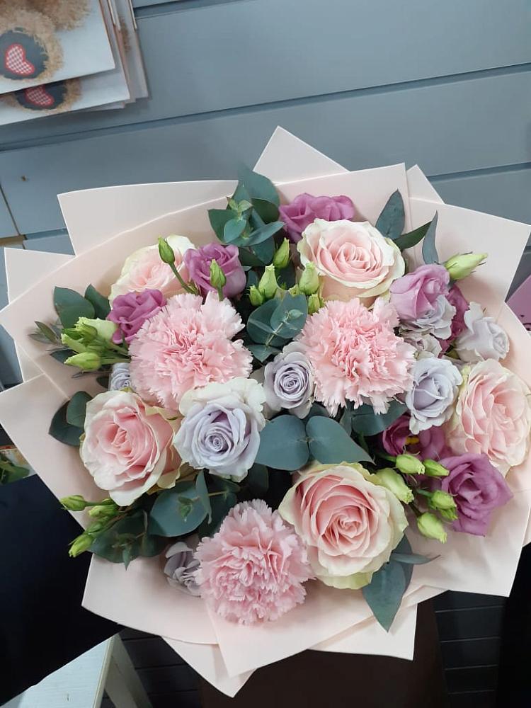 Букет цветов из: Розы, Гвоздики и Лизиантусы в Макарово