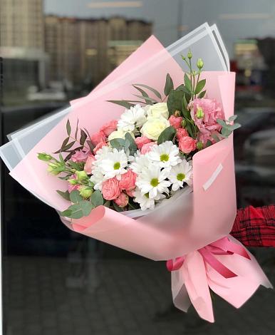 Букет цветов из: Розы, Лизиантусы и Хризантемы в Макарово